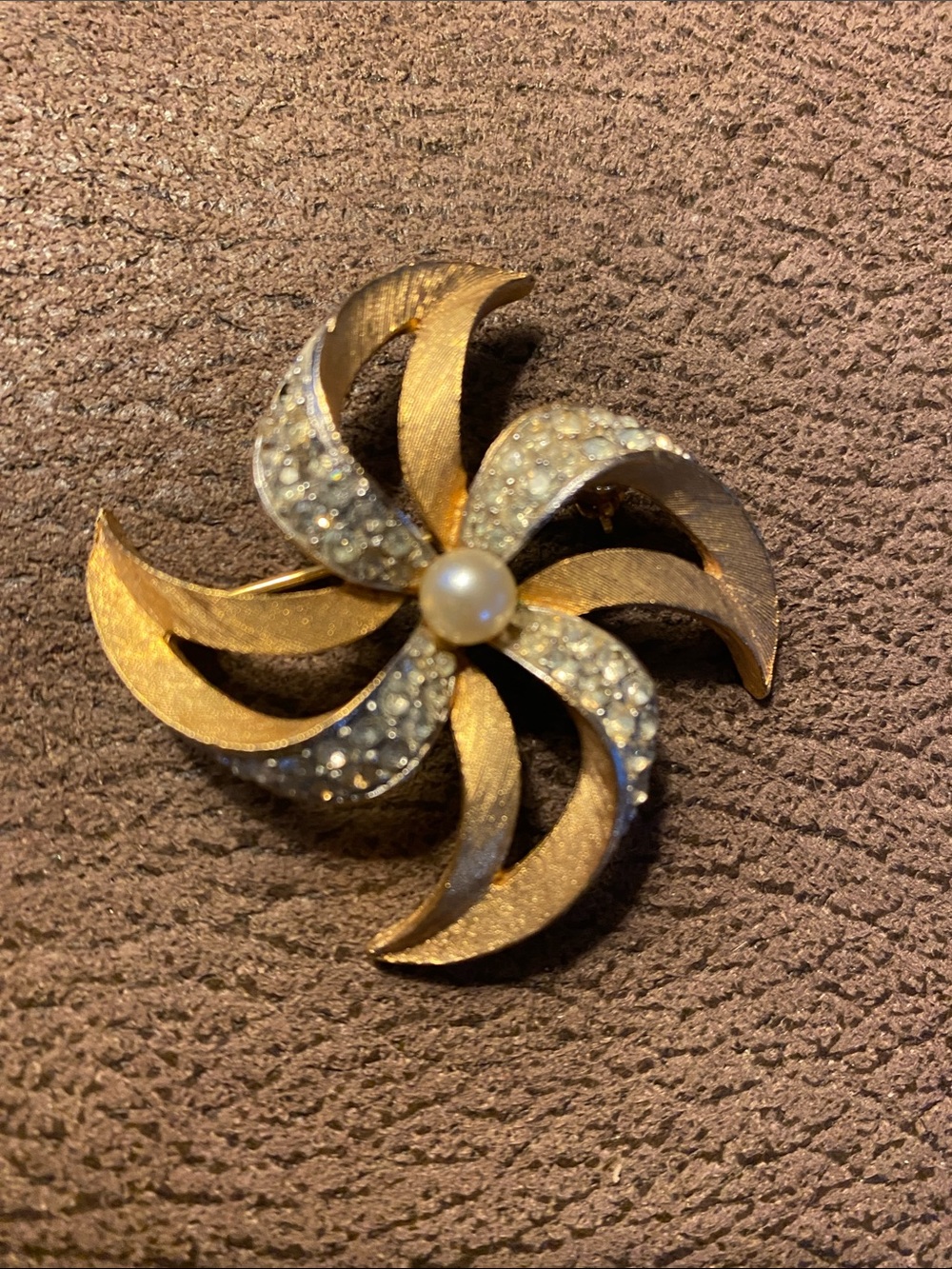 Vintage Mid-Century Pinwheel Floral Brooch.